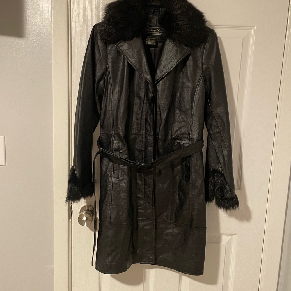 Elegant Black Leather Trench Coat with Fur Trim